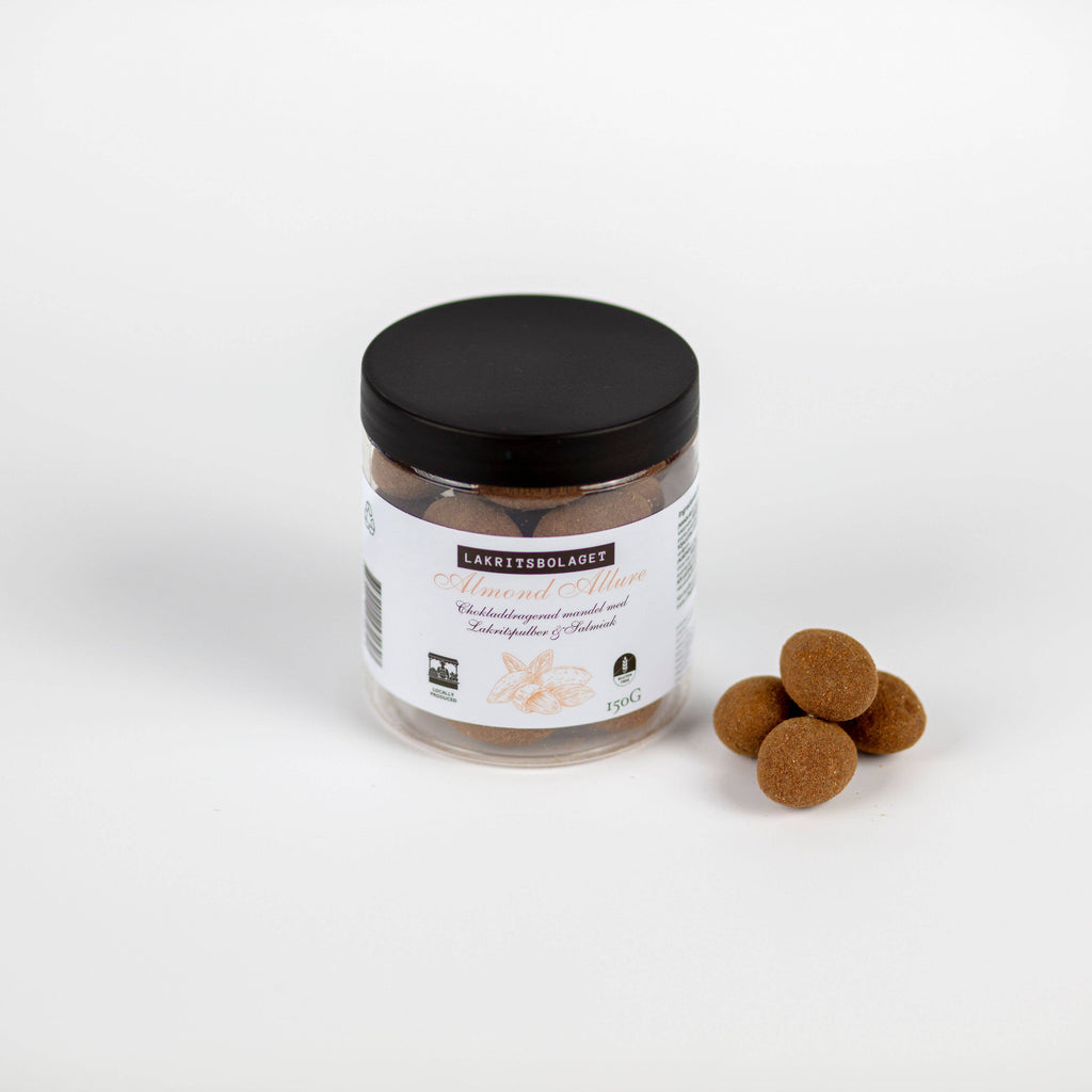 ALMOND ALLURE | Migdale acoperite cu ciocolată cu lapte și lemn dulce, 150gr Lakritsbolaget